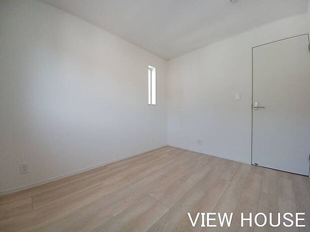 ■2階5.25帖洋室|シンプルで飽きのこない内装は、どんなインテリアとも相性が良く、お子様の成長に合わせてお部屋の雰囲気を変えて楽しめます♪