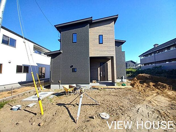 ■黒色×木目調のオシャレな外観デザイン♪(10/28撮影)