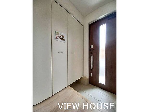 ■玄関|天井まで高さのある大容量のシューズボックスを備えた玄関です!ご家族全員の靴をスッキリ収納できるので、玄関周りはいつも綺麗に保てます♪