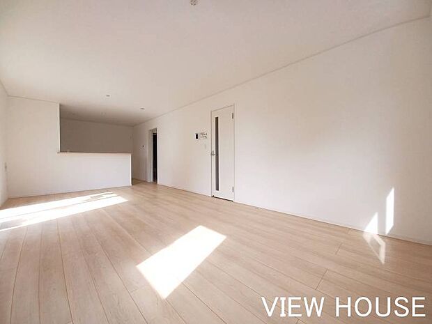 ■20帖の奥行きのある広々としたリビングダイニングです♪