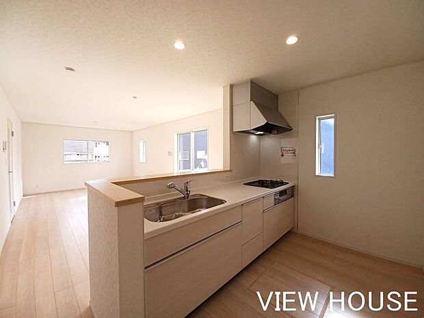 ■対面式のシステムキッチンからはリビング全体が見渡せます!お料理中もお子様との会話が弾みますね♪