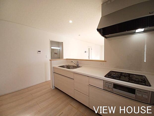 ■三口コンロでお料理の効率もアップします!背面のスペースも広く、冷蔵庫やカップボードを並べても余裕のある設計です♪