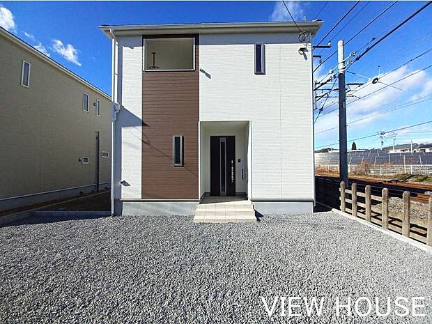 ■ホワイト×ブラウン基調の落ち着いた雰囲気の外観デザイン(1/23撮影)