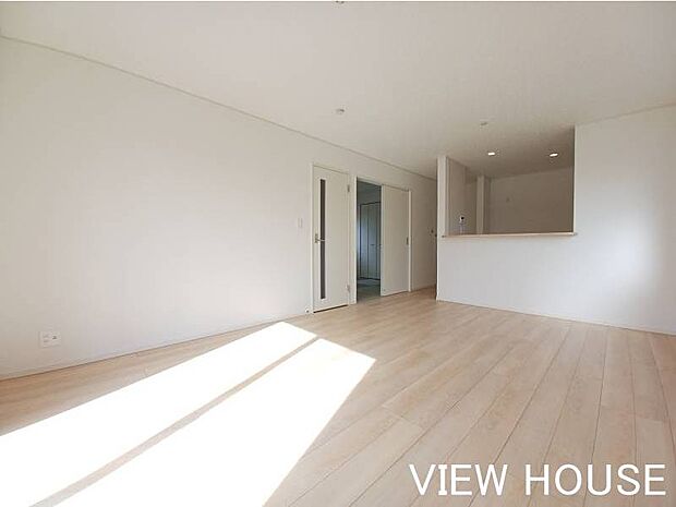 ■窓からたっぷりと自然光が差し込む明るいリビングです!広々とした空間は、家族が集まってリラックスするのにぴったりな心地よさです♪