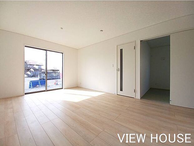 ■隣接する4.5帖の和室との繋がりを感じられる、開放感溢れる視界です!お掃除もしやすいフラットな造りで、毎日のお手入れも楽々です♪