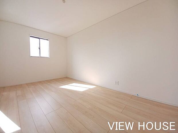 ■2階7.5帖洋室|二面採光で明るく、風の通り道もしっかり確保された洋室です!明るい色調の床が、お部屋全体をより広く見せてくれます♪