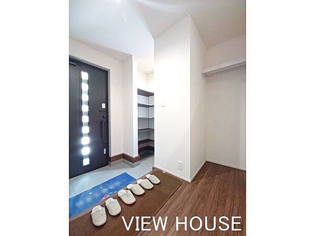 ■玄関|パッと明るい光が差し込む、清潔感あふれる玄関ホールです!たっぷり収納できる可動棚が完備されているため、ご家族全員の靴をスッキリ整理できます♪