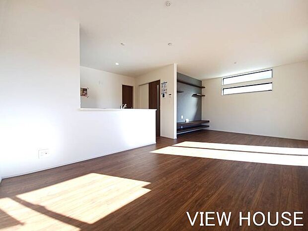 ■ダイニングスペースを広く確保した、ゆとりあるLDKレイアウトです!キッチンからリビング全体を見渡せるため、お料理中もお子様の様子を見守りながら会話を楽しめます♪