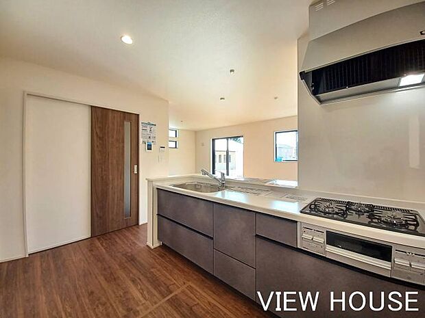 ■お料理中も家族の様子を見守れる対面キッチン！収納豊富で、忙しい毎日の家事もテキパキと捗りますね♪