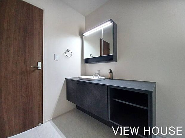 ■洗面室｜毎日の身支度が快適な清潔感のある洗面室です♪