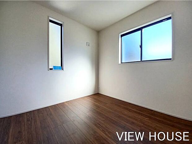 ■2階4.69帖洋室|2面採光で明るい光が差し込む洋室は、お子様部屋や趣味の部屋としても最適です!