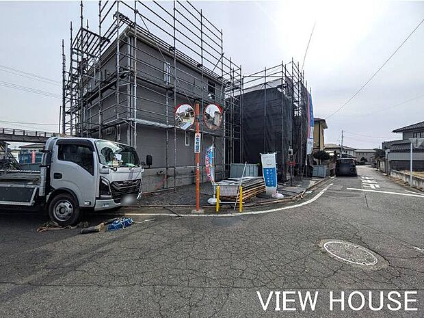 ■写真奥側が1号棟です♪人感センサー・防犯カメラ標準装備♪(3/5撮影)