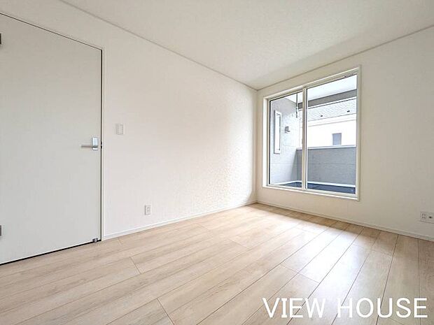■2階6帖洋室|大きな窓から明るい光が入る、風通しの良い居室です!お部屋が明るいと気分も晴れやかになりますね♪