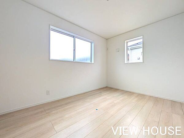 ■2階6.5帖洋室｜二面採光を確保した、とても明るく心地よいお部屋です！心地よい風が通り抜けるので、夏場も快適に過ごせそうですね♪