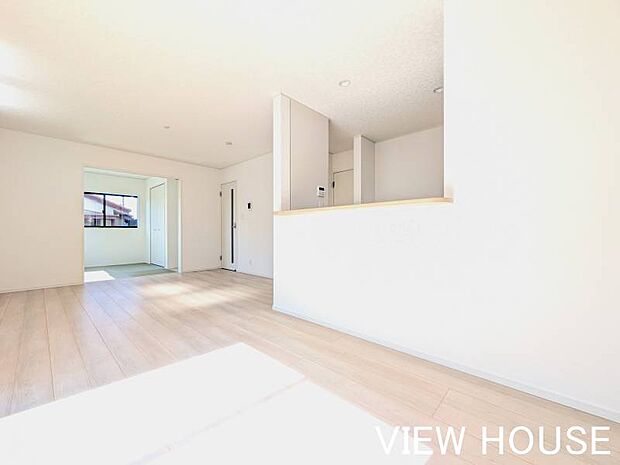 ■広々とした16帖超のLDKです!南向きの大きな窓から暖かな光が差し込み、家族みんなが自然と集まりたくなる明るい空間に仕上がっています♪