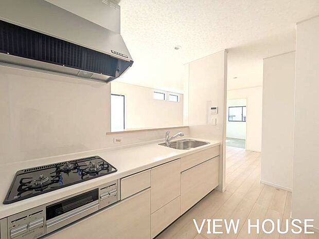 ■白を基調とした清潔感のあるシステムキッチンです!リビングを見渡せる対面式なので、お料理をしながらご家族との会話も弾みます♪