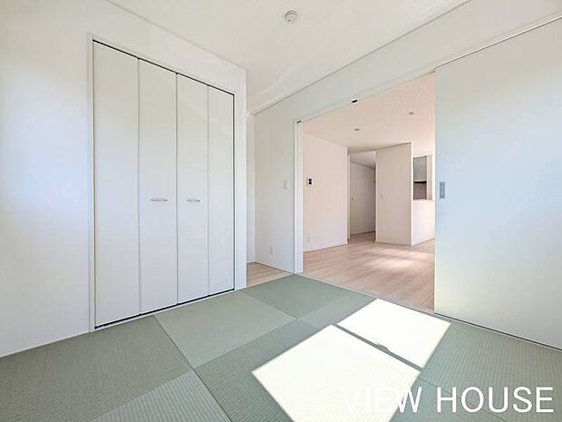 ■リビング横の洋風和室は、お子様のお昼寝やプレイスペースに最適です!段差のないフラットな設計なので、家事の合間にお子様の様子を見守ることができて安心♪