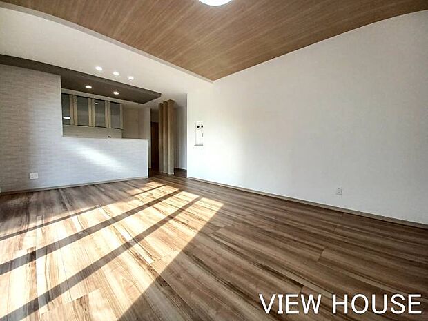 ■木目調で落ち着いた雰囲気♪折上天井で開放感アップ♪