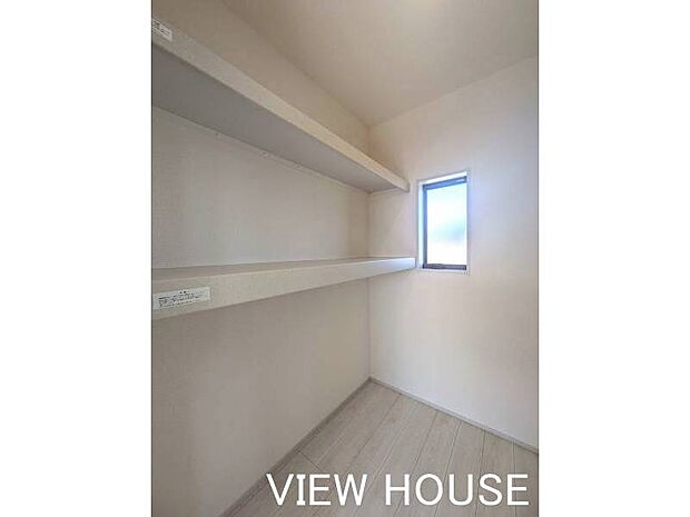 ■ウォークインクローゼット(2)|お部屋にタンスなどの大きな家具を置く必要がないため、空間を最大限に有効活用していただけます!