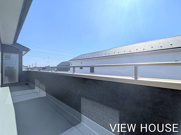 ■南向きで日当たり良好な広々バルコニーです!お洗濯物やお布団を一度にたくさん干すことができ、太陽の光でカラッと乾きます♪