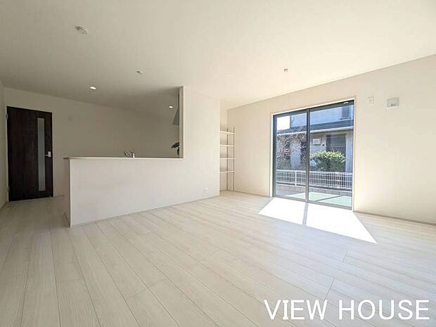 ■大きな窓から温かい光が差し込む、開放感たっぷりのLDKです!