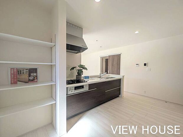 ■キッチン横並びには収納も♪お手入れしやすい設備で毎日が快適です♪