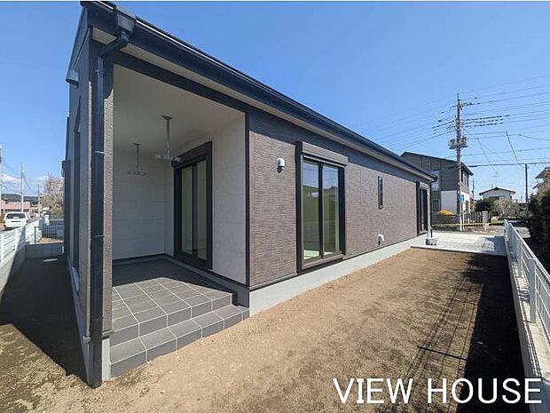 ■軒がしっかり出ているので、少々の雨ならテラスに洗濯物を干すことも可能です!