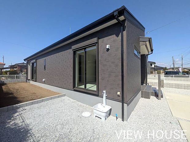 ■ダークカラーを基調としたスタイリッシュな外観が、青空に美しく映えますね♪