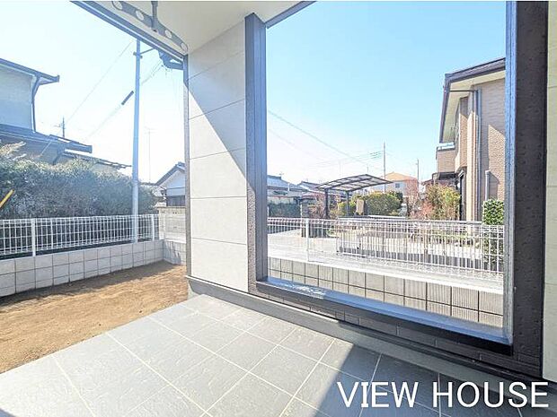 ■リビングからフラットに繋がる開放的なテラス空間!お子様と一緒にプール遊びを楽しんだり、椅子を出して日光浴をしたりと使い方は自由自在です♪