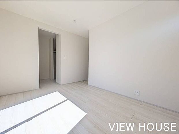 ■6.5帖洋室|ベッドや机、棚を置いても十分なスペースを確保でき、お子様部屋としても使い勝手が良いです♪