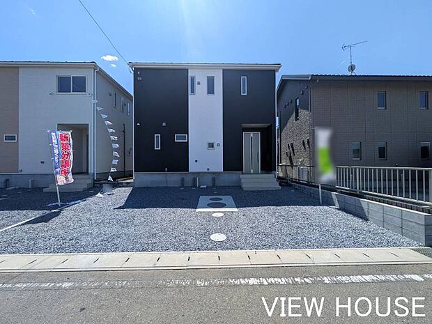 ■落ち着いた住宅街に馴染む、モダンな外観デザインです！前面道路との高低差も少なく、小さなお子様やベビーカーでの外出もスムーズに行えます♪