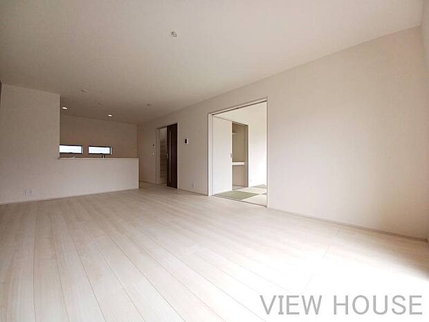 ■明るい光が差し込むリビングは、ナチュラルな色合いのフローリングで温かみを感じられます。キッチンからリビング全体が見渡せるため、お料理中もお子様の様子を見守ることができて安心感があります♪