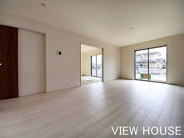 ■大きな窓からたっぷりと陽光が降り注ぐ、開放感あふれるダイニングスペースです♪