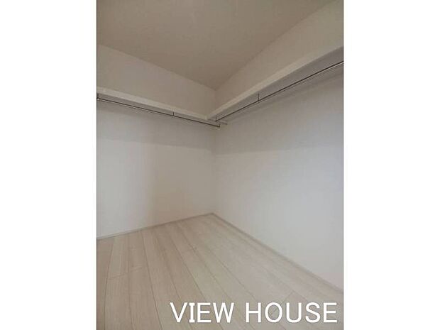 ■2階9帖洋室|たっぷりとした収納力を備えたクローゼットを完備しています。ハンガーポール付きで、コートやワンピースなどの衣類もしわにならずに収納でき、お部屋がいつも片付きますね♪