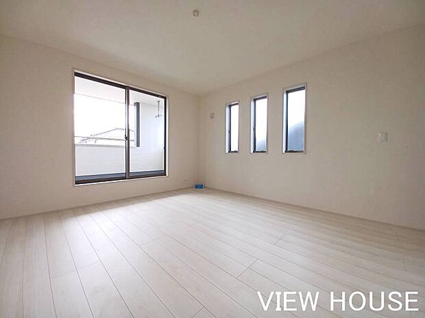 ■2階9帖洋室|2面採光で明るく、風通しも良好な2階の洋室です♪