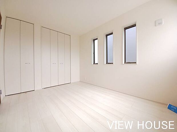 ■2階6帖洋室|白を基調とした明るい内装で、どんな家具とも合わせやすいお部屋です♪