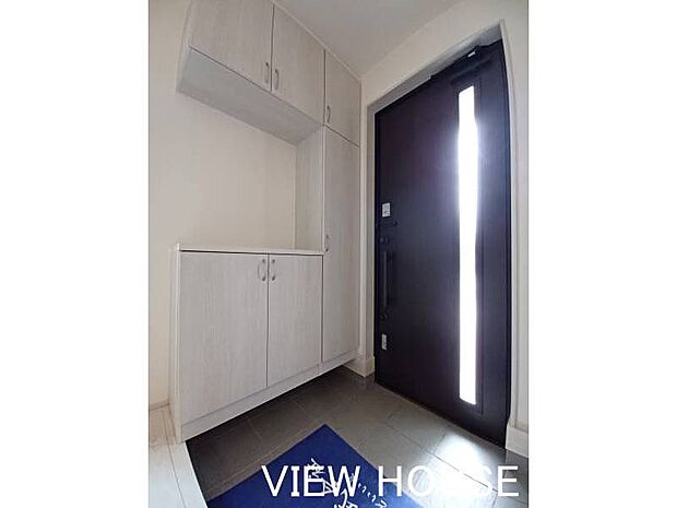 ■玄関|大型のシューズボックスには家族全員の靴をたっぷり収納でき、玄関をいつもスッキリ清潔に保てます♪