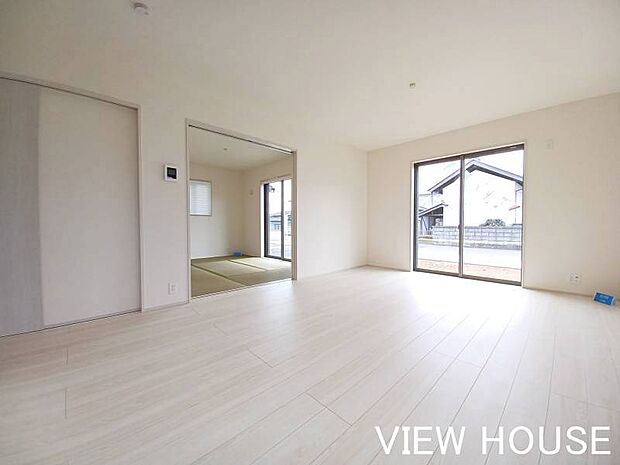 ■南向きの大きな窓からたっぷりと陽光が注ぎ込む、明るいリビングダイニングです。家族が自然と集まりたくなるような開放的な空間で、週末はお気に入りのソファに座って、みんなでのんびり過ごせます♪