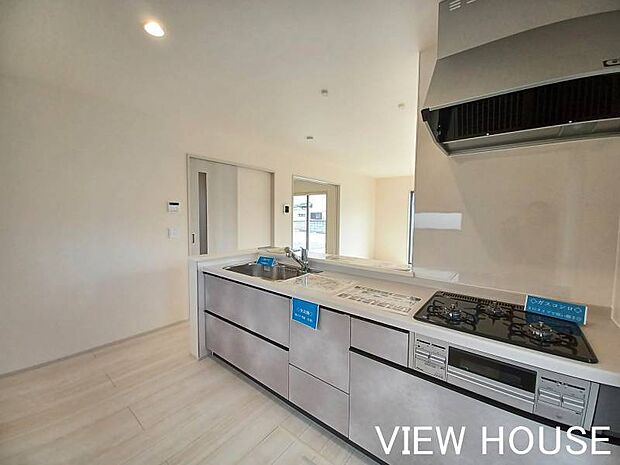 ■機能性とデザイン性を兼ね備えた、使い勝手の良いシステムキッチンです。3口コンロでお料理の幅も広がり、一度にたくさんのおかずが作れます♪