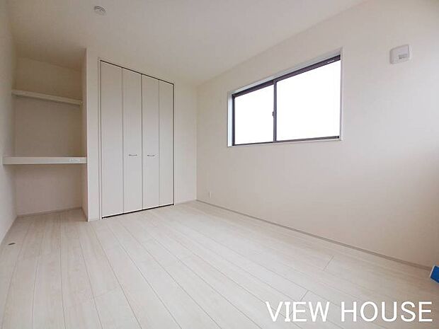 ■2階6.5帖洋室|お友達を呼んで遊ぶ際も十分なスペースがあり、のびのびと成長を見守ることができる、理想的な子供部屋です♪