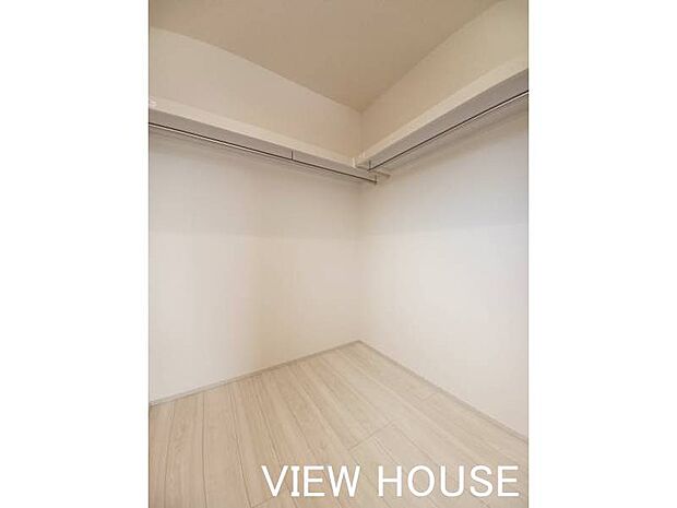 ■ウォークインクローゼット|季節物のコートやスーツ、大型の荷物までまとめて管理できる大容量の収納スペースです♪