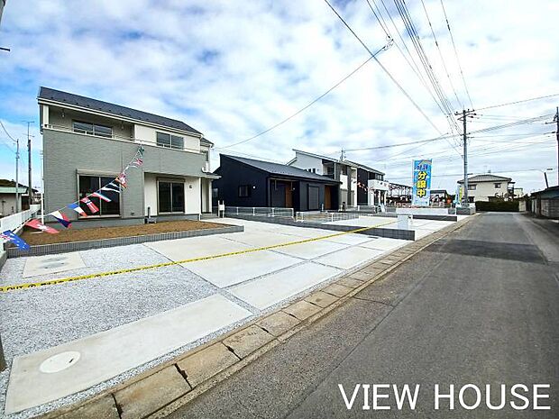 ■並列4台車を停められるゆとりあるカースペースが魅力の住まいです。前面道路もスッキリしており、運転が苦手な方でもスムーズに駐車が完了します!