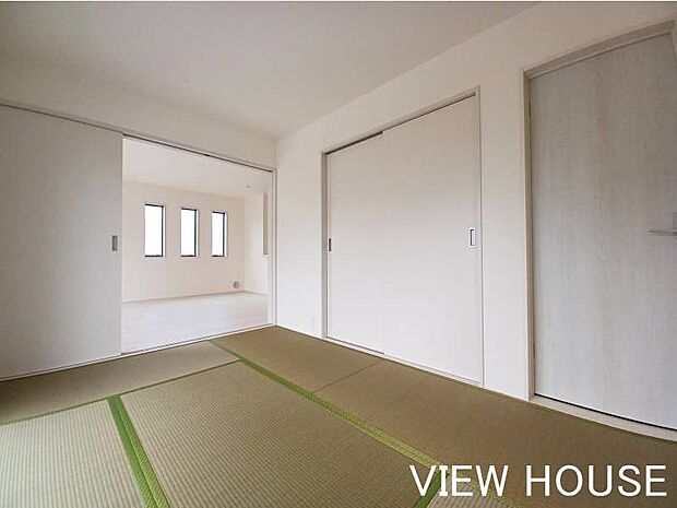 ■リビング横の和室は、お子様のお昼寝やプレイスペースとして大活躍します。扉を開ければリビングと一体化してさらに広々と使えます♪