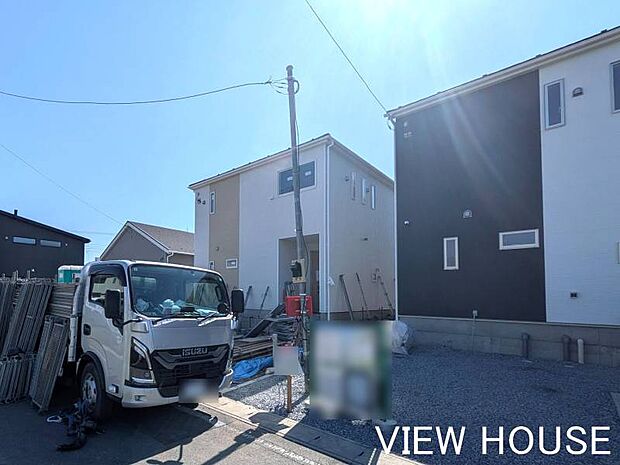 ■16帖のLDK続きには4.5帖の和室もあります♪白基調の建物が2号棟です♪(3/13撮影)