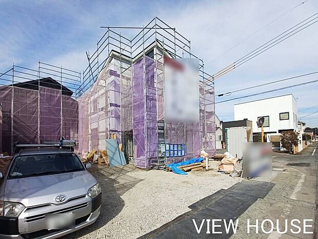 ■写真左側が2号棟になります♪3台駐車可能なカースペース♪(2/6撮影)