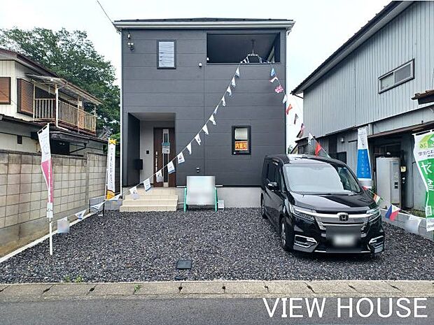 ■敷地内には並列3台の駐車スペースがしっかりと確保されており、お車の出し入れや来客時もスムーズに対応できます♪