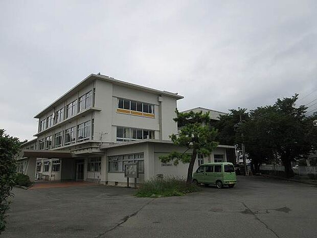 桐生市立桜木中学校 929m