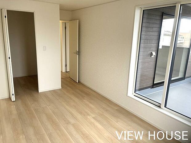 ■2階8帖洋室|バルコニーに面した開放感のあるお部屋です!大きな窓から明るい光が入り、朝の目覚めもスッキリと迎えられそうですね♪
