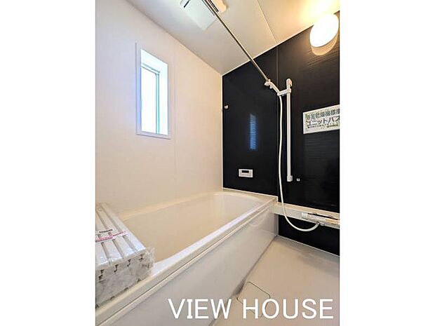 ■浴室|1坪以上の広々としたバスルームで、1日の疲れをゆったりと癒せます!窓があるため換気もしやすく、湿気がこもりにくい清潔感のある空間を保てます♪