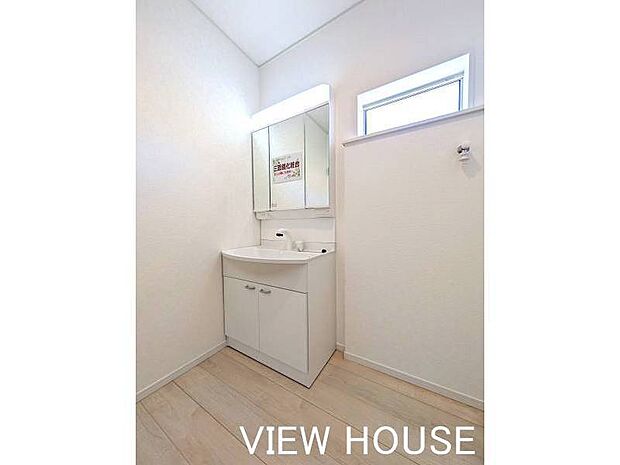 ■洗面室|三面鏡タイプのシャンプードレッサーを完備した洗面脱衣所です!鏡の裏側は収納になっており、洗面周りの小物をすっきり隠して収納できます♪